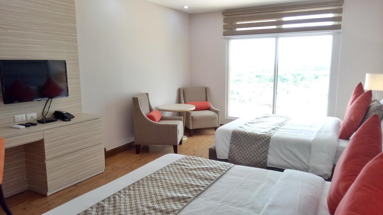 โรงแรมลา มาจา ริก้า Tarlac City ภายนอก รูปภาพ
