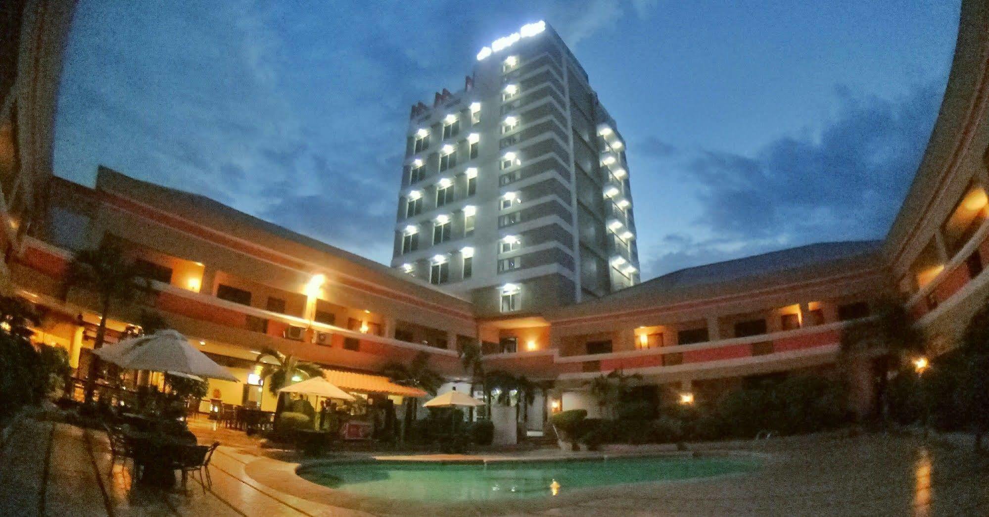โรงแรมลา มาจา ริก้า Tarlac City ภายนอก รูปภาพ